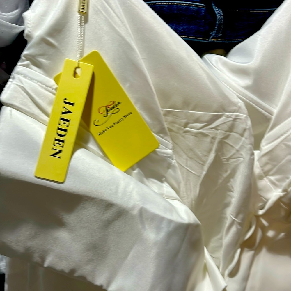 Women’s white dress. Wedding/prom. Formal/semi-formal. NWT.